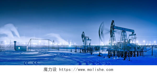 石油和天然气工业在冬天用雪 和石油精炼厂的全景夜景海上平台